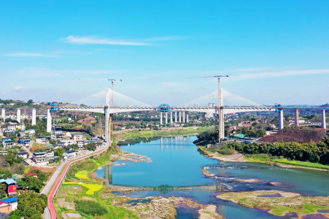 国内首座双柱式V型桥塔、空间索面斜拉索的高速铁路桥 | 渝昆高铁泸州沱江特大桥主跨顺利合龙
