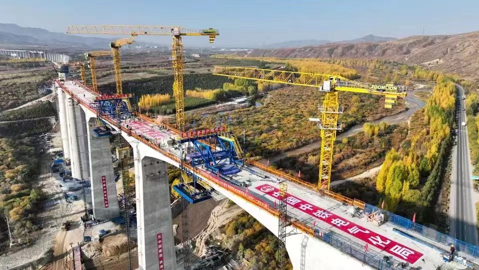 热烈祝贺 | 中铁电气化局集团集通铁路电气化改造项目最大跨度刚构连续梁顺利合龙