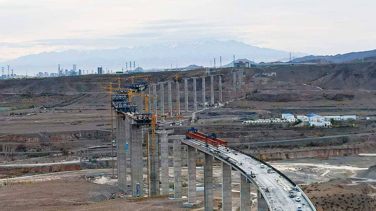 风采边疆 | 乌鲁木齐绕城高速头屯河连接线特大桥挂篮顺利施工
